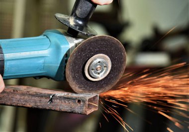 İnsan eli, kare demiri keser. 