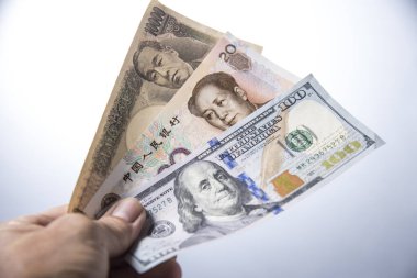 Adam el ele tutuşur.