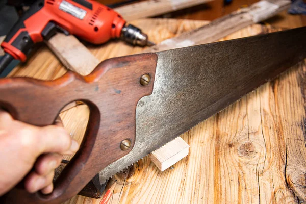 Man Hand Using Saw Cut Wood — Foto de Stock