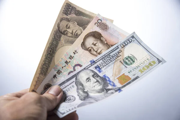 Adam el ele tutuşur.