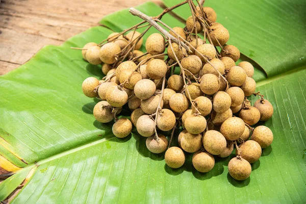 Longan Fruit Lay Banana Leaf — Zdjęcie stockowe