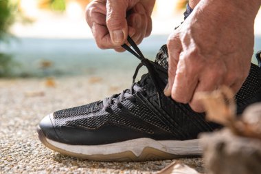 Ayakkabı ipini bağla.