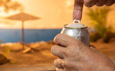 Gün batımında bira konservesi plaj manzarası