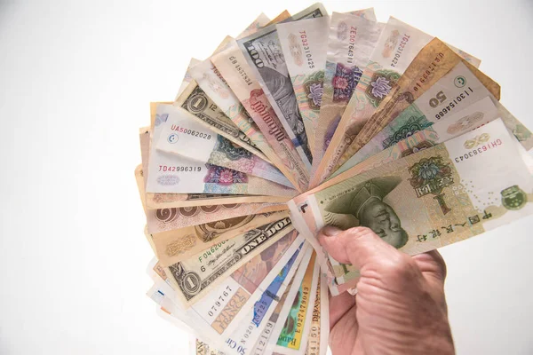 İnsan eliyle farklı banknot..