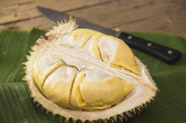  durian meyvesi muz yaprağının üzerinde yatıyordu