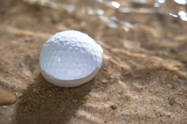Bola Golf Dalam Bahaya Air — Stok Foto