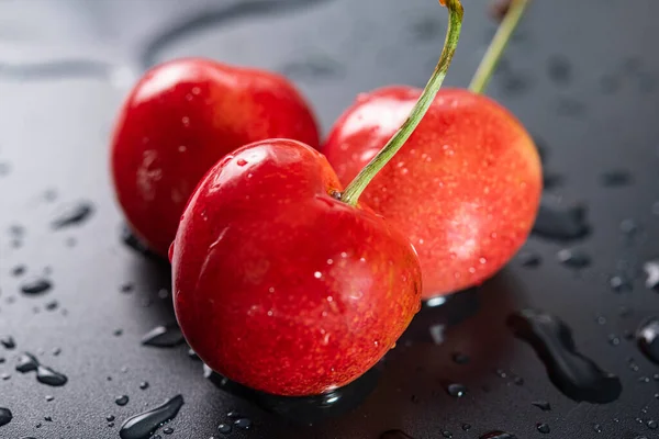 Siyah tabakta taze kiraz meyvesi.