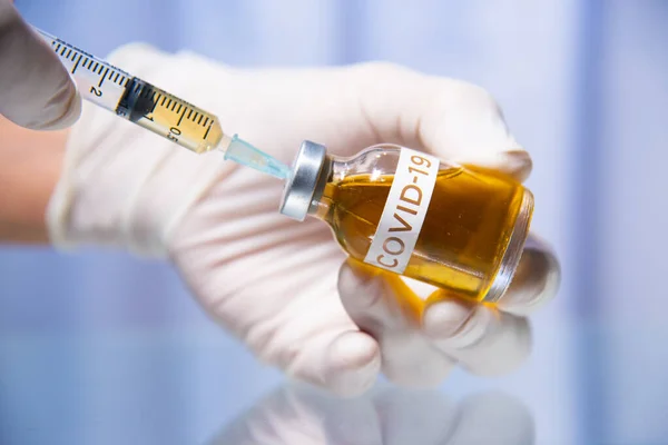 Doctor Hands Use Syringe Soaking Vaccine — Foto Stock