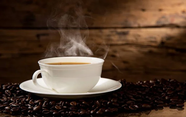 Hot Coffee Cup Beans Old Wood Wall Background — 스톡 사진