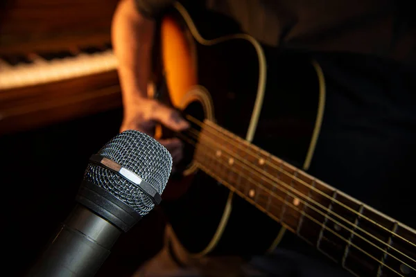 Closeup Silver Metallic Silver Microphone Acoustic Guitar Background — 스톡 사진