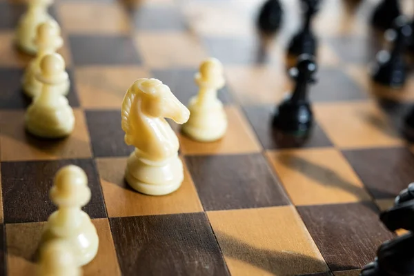 Mão Masculina Movendo O Peão Preto Em Foco No Tabuleiro De Madeira