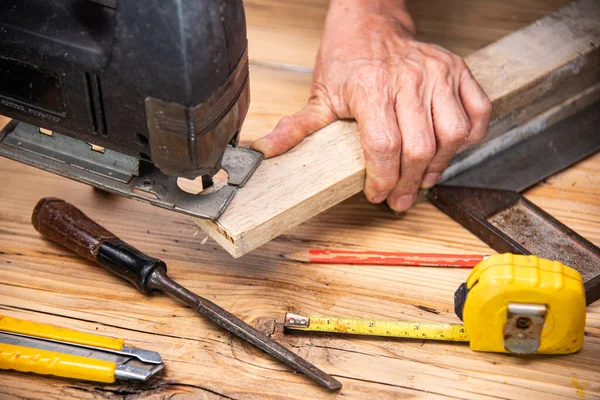 Carpenter Using Jigsaw Cut Wood — Foto de Stock
