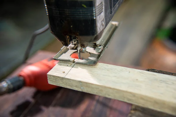 Carpenter Using Jigsaw Cutting Wood — 스톡 사진