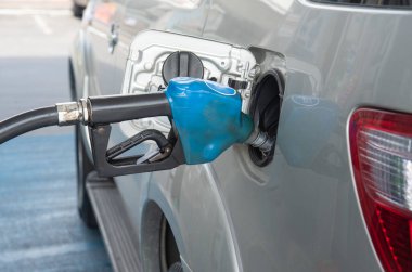  Benzin istasyonunda yakıt ikmali.