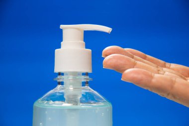 Mavi arka planda alkol temizleme jeli