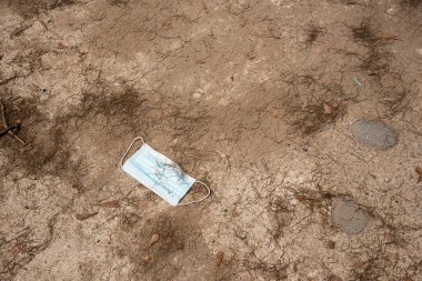 Yerde cerrahi maske kullanılmış.