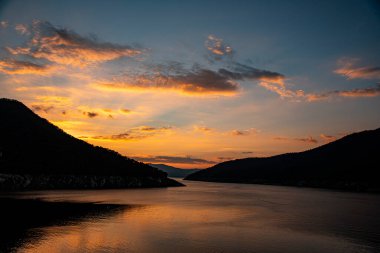 Nehir manzarası üzerinde gün batımı bulutu