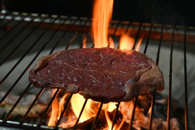 Kaburga bifteği, bbq yangın sobasında.