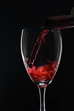 Kırmızı şarabı cama dök.
