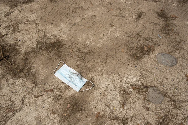 Yerde cerrahi maske kullanılmış.