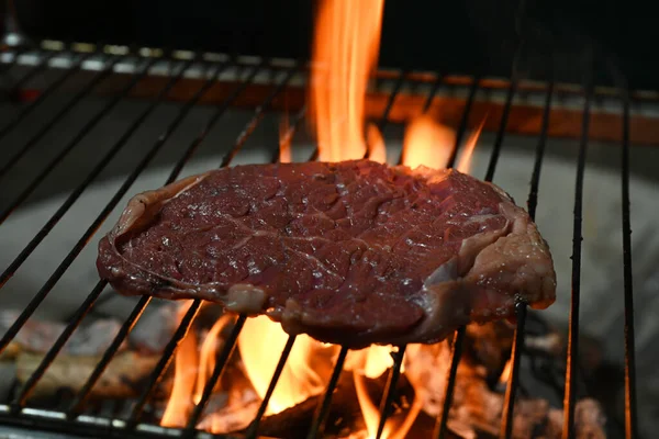 Kaburga bifteği, bbq yangın sobasında.