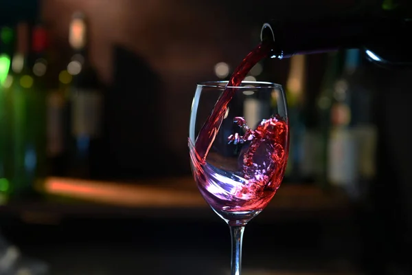 Vino Rosso Versare Nel Bicchiere — Foto Stock