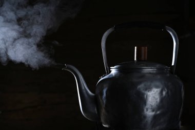 Kattle 'ın kızgın sobasında kaynar su.