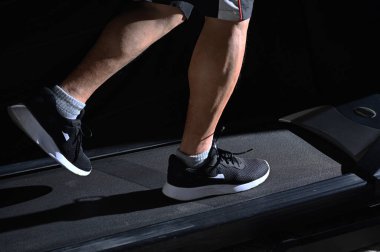 Adam değirmende koşuyor.