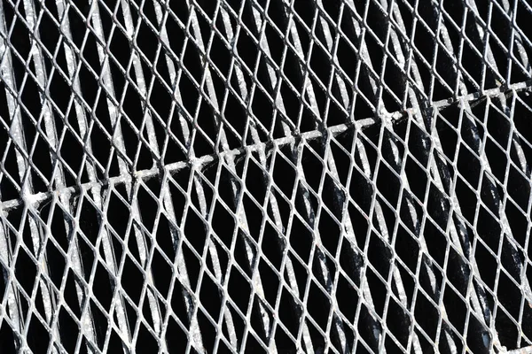 Demir çitin koyu arkaplan üzerindeki dokusu