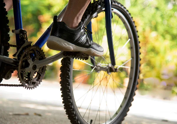 Bisikletçi ayakları bisiklet pedalı çeviriyor 