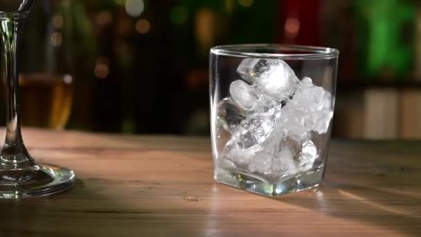 Whiskey Pouring Glass Whisky Rock Cocktail Drink — Vídeo de stock