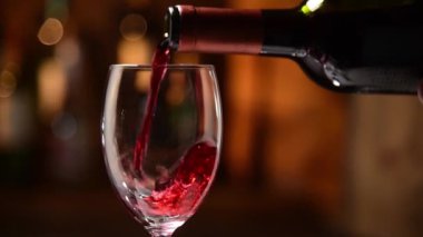 kırmızı şarap bardaklara dökülüyor.