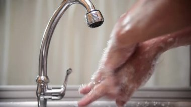 Yaşlı adam el yıkama Coronavirus 19 enfeksiyonunu önlemek için