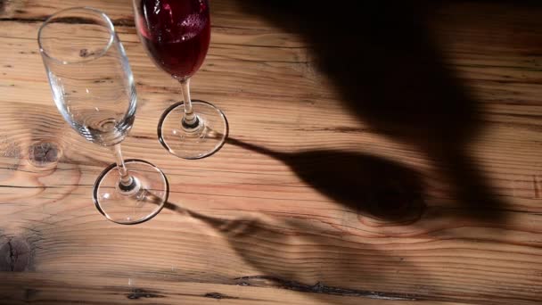 赤ワインを木のテーブルの上に注ぐと — ストック動画
