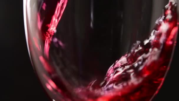 Kırmızı Şarap Alttaki Kadehe Dökülüyor — Stok video