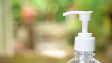 Adam elleri alkol temizleme jeli pompalıyor.