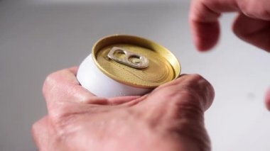  Erkek elleri soğuk bira kutusunu açar.