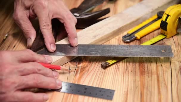 Tischlerhand Mit Bleistift Auf Holz — Stockvideo