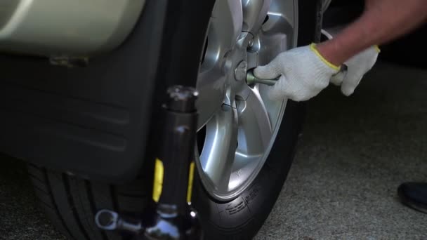 Man Hand Åtdragning Hjulskruv — Stockvideo