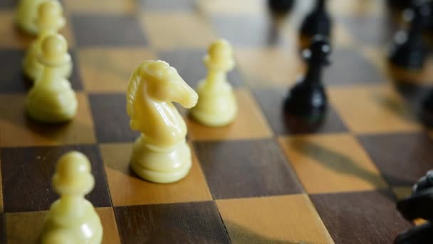 手を動かすチェスフィギュア — ストック動画