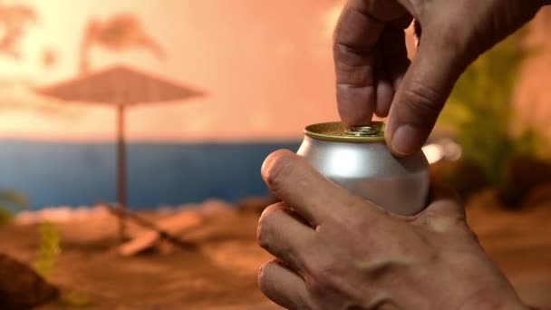 Кадри Ручного Відкритого Пива Можуть Захід Сонця Пляжний Фон — стокове відео