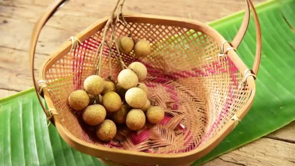 Gardener Putting Longan Fruit Branch Bamboo Basket — Vídeo de stock