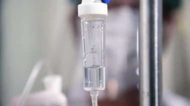 Doktor serum serumunu hazırlıyor ve ayarlıyor