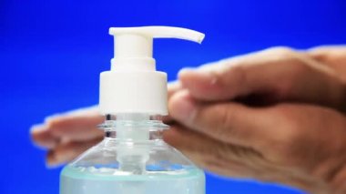 Alkol temizleme jeli şişesinin üst kısmını elinle kapat.