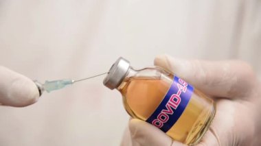 Şırıngayı kapat. Aşıyı şişeden ıslat..