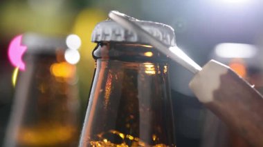 Barda bir bardak birayı yakın.