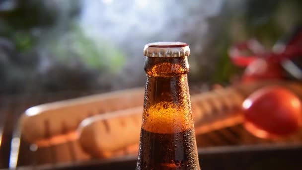 Closeup Μπουκάλι Μπύρας Άνοιγμα Καπάκι Κάρβουνο Σχάρα Λουκάνικο Φόντο — Αρχείο Βίντεο
