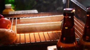 Noel ağacında bira şişeli mangal sosisi.