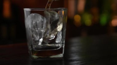 viski buzdan bardağa dökülüyor. 