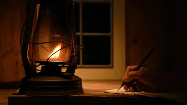 Pismo Osoby Papierze Świetle Lampy Naftowej — Wideo stockowe